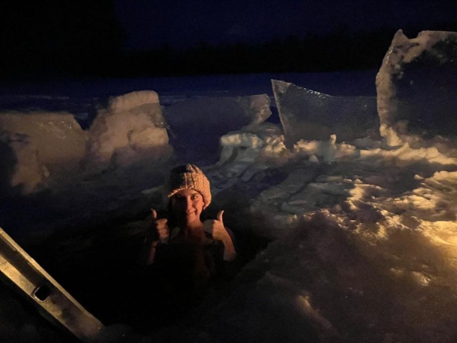 Tyttö uimassa avannossa